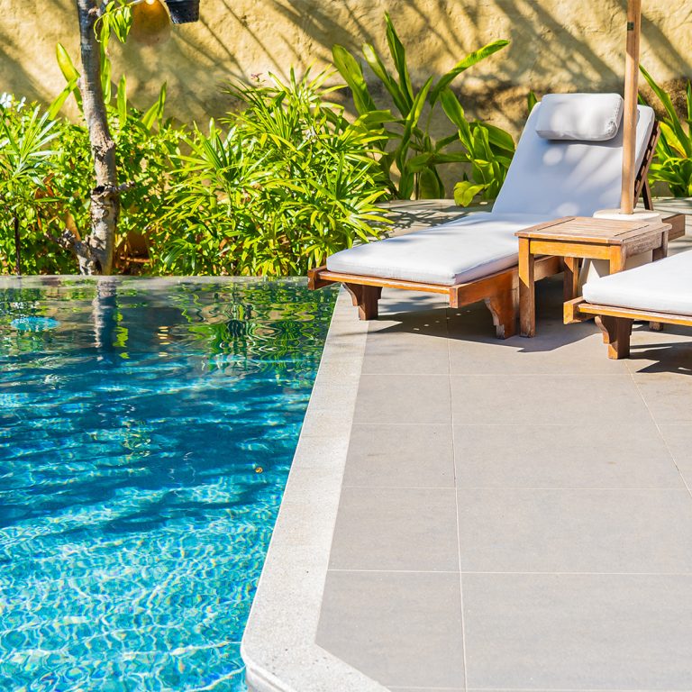umbrella-chair-around-outdoor-swimming-pool-concrete-slabs-768×768